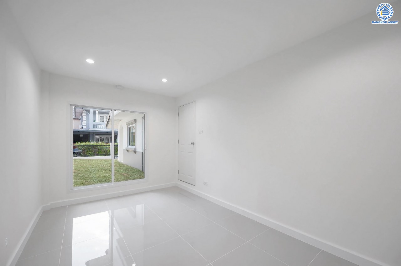 บ้านมือสองตกแต่งใหม่ โครงการ มณียา2 รัตนาธิเบศร์-ท่าอิฐ แบรนด์ Property Perfect หลังใหญ่ เนื้อที่ 50 ตร.ว. ฟังก์ชันครบ 3 ห้องนอน 2 ห้องน้ำ 1 ห้องอเนกประสงค์ 1 ที่จอดรถ บนทำเลเชื่อมต่อถนนรัตนาธิเบศร์ และถนนราชพฤกษ์ ใจกลาง 2 เซ็นทรัลฯ ใกล้รถไฟฟ้าสายสีม่วง "สถานีบางรักน้อยท่าอิฐ" และทางด่วน "งามวงศ์วาน"